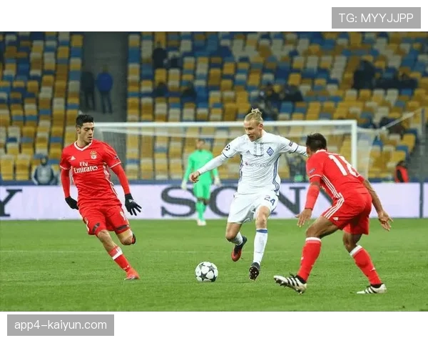 皇家社会主场雨战,工作人员紧急处理场地积水